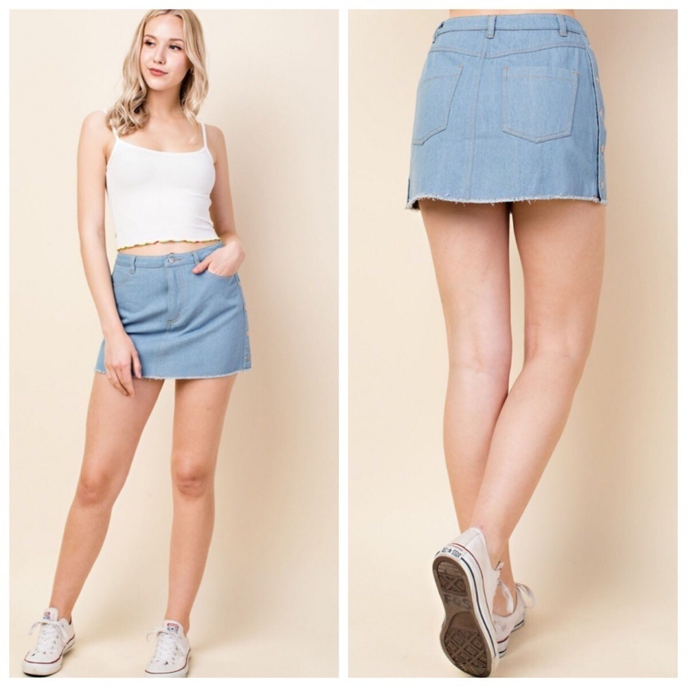 🆕Light denim skirt w/side details - Picture 2 of 5